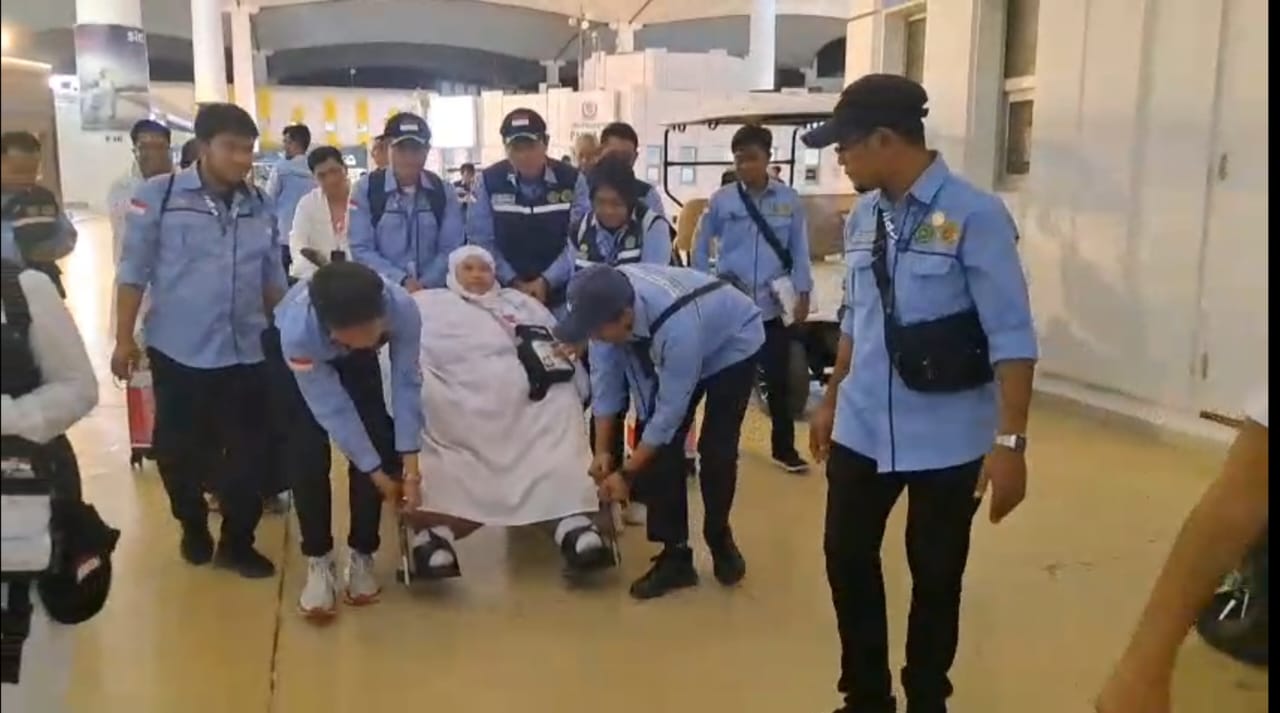 Catatan dari Tanah Suci: Dukungan Penuh Petugas Haji untuk Ibu Ida Catatan dari Tanah Suci: Dukungan Penuh Petugas Haji untuk Ibu Ida