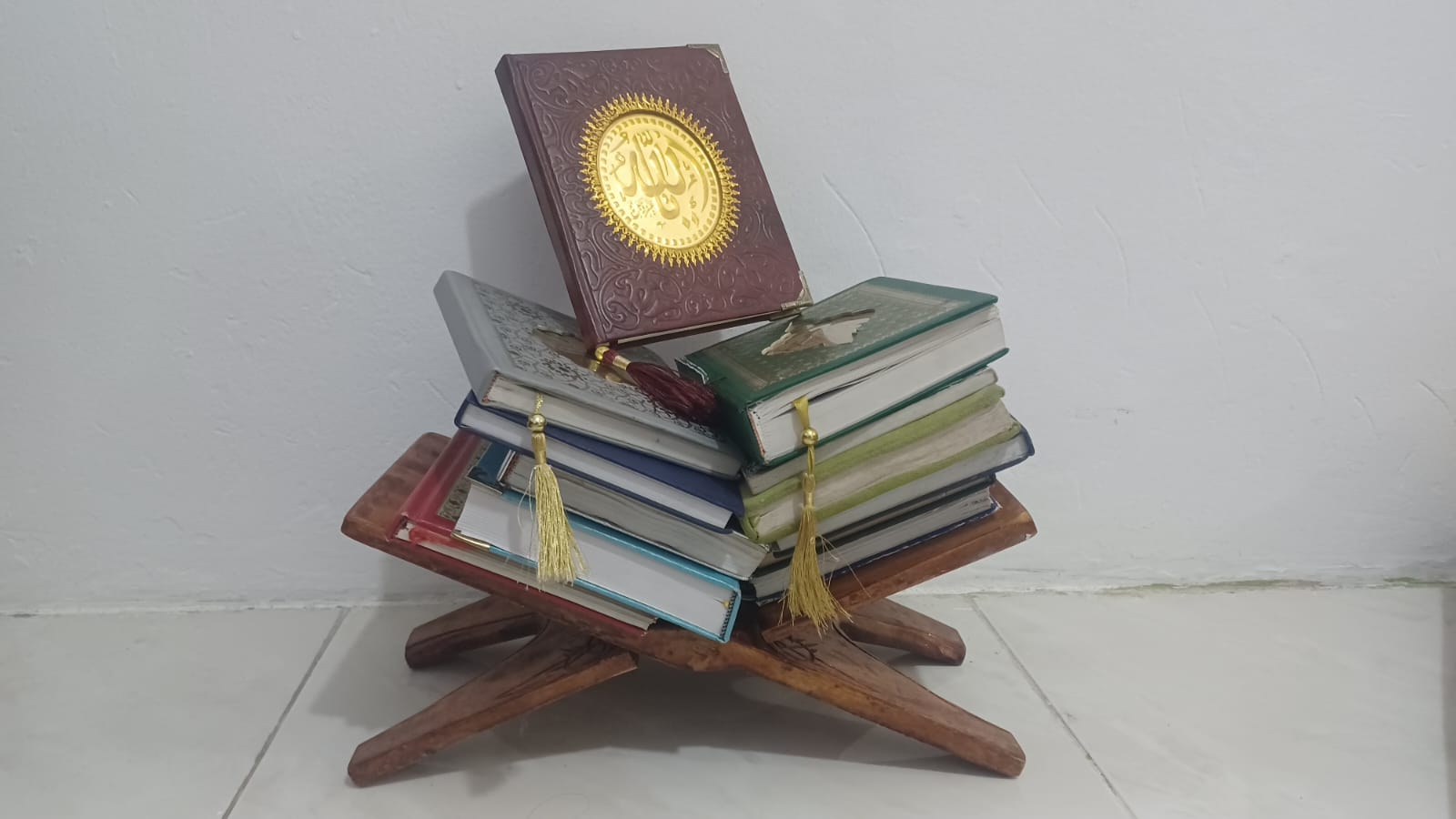 Menempelkan Foto Almarhum di Sampul atau Halaman Mushaf Alquran, Bolehkah? Menempelkan Foto Almarhum di Sampul atau Halaman Mushaf Alquran, Bolehkah?