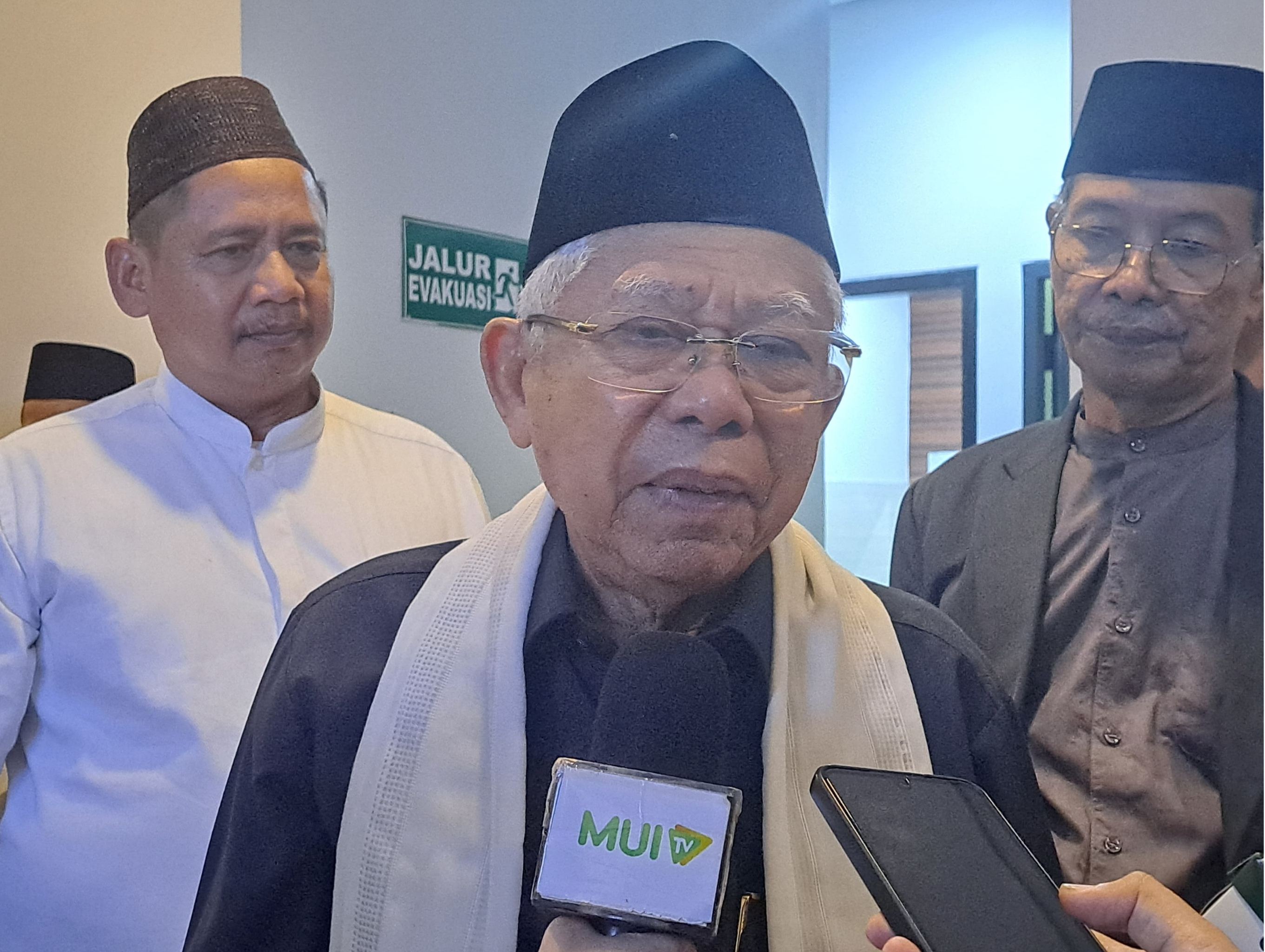 Pimpin Rapat Paripurna, KH Ma'ruf Amin Minta MUI Kembangkan Ekonomi dari Bawah Pimpin Rapat Paripurna, KH Ma'ruf Amin Minta MUI Kembangkan Ekonomi dari Bawah