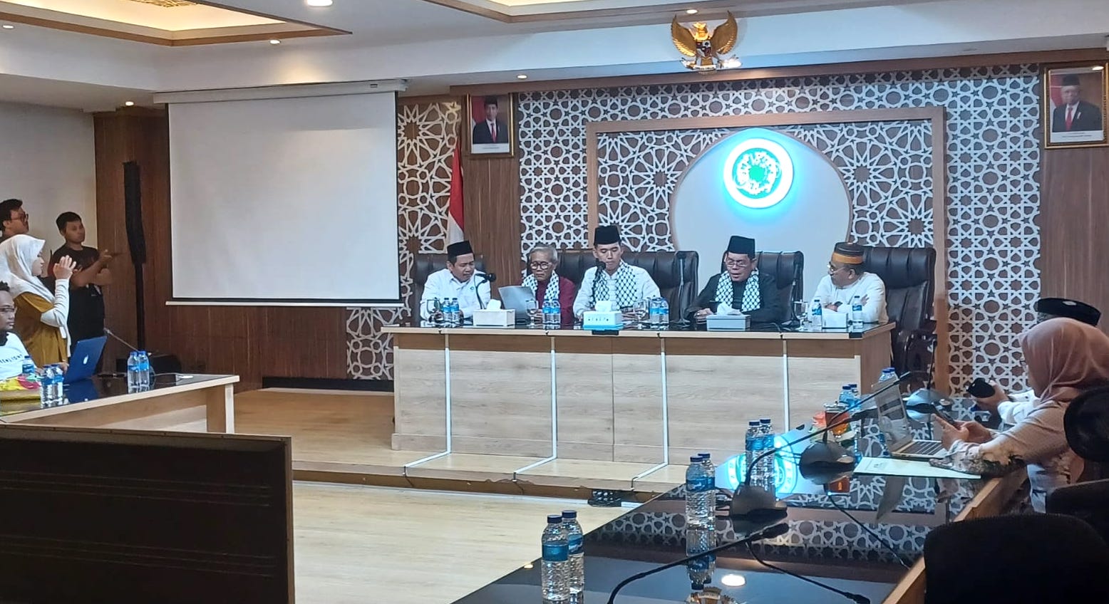Keluarkan Fatwa Terbaru, MUI Imbau Umat Islam Berhenti Konsumsi Produk Perusahaan Pendukung Israel Keluarkan Fatwa Terbaru, MUI Imbau Umat Islam Berhenti Konsumsi Produk Perusahaan Pendukung Israel
